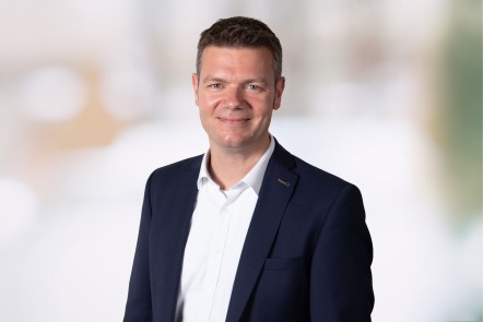 Mirko Hübinger mit Hintergrund 92020